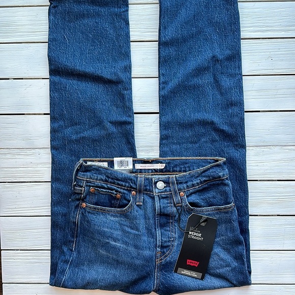 NWT Levi’s Wedgie Straight Dark Wash size 24 - Picture 2 of 9